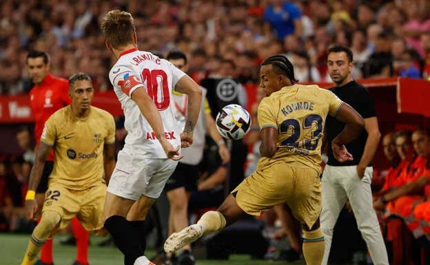 Kounde y Raphinha, en acción durante el Sevilla-Barça  AFP