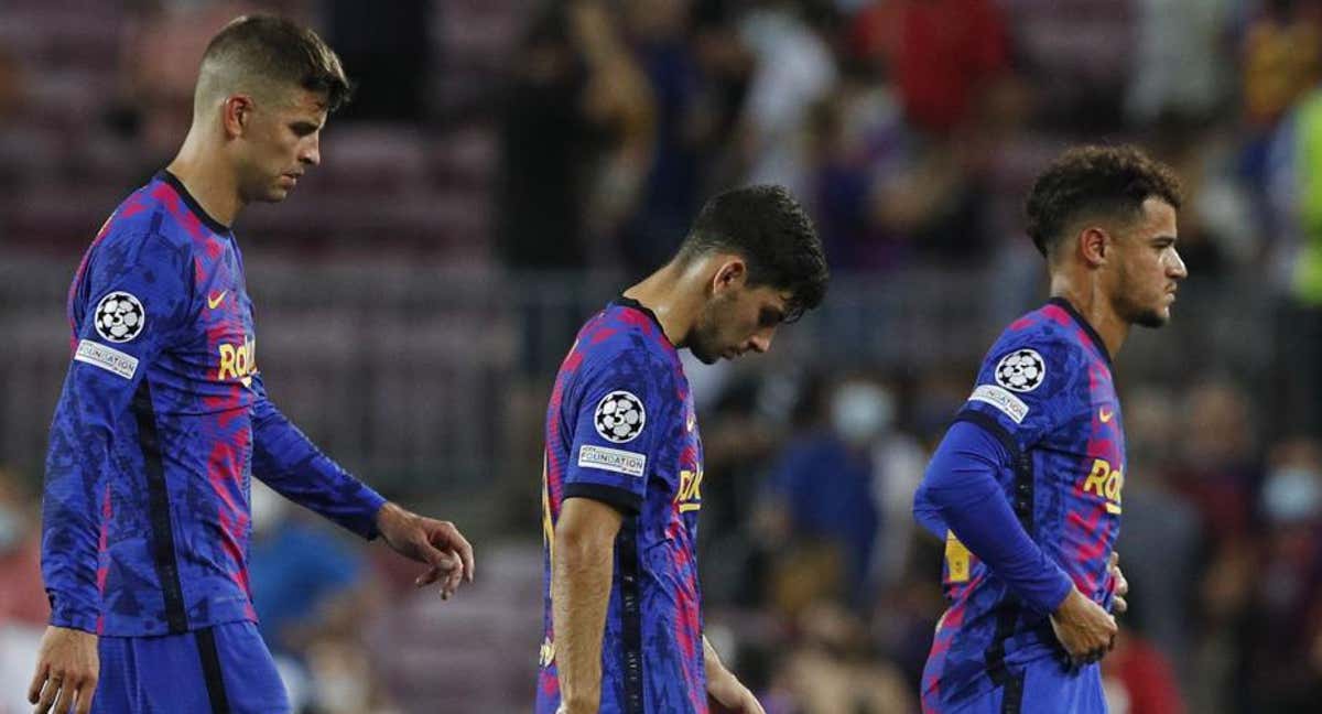 Demir, entre Piqué (izquierda) y Coutinho (derecha), tras perder contra el Bayern en el Camp Nou. /efe