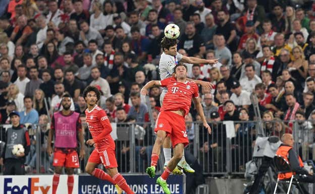 Marcos Alonso, en acción durante el Bayern-Barcelona.  AFP