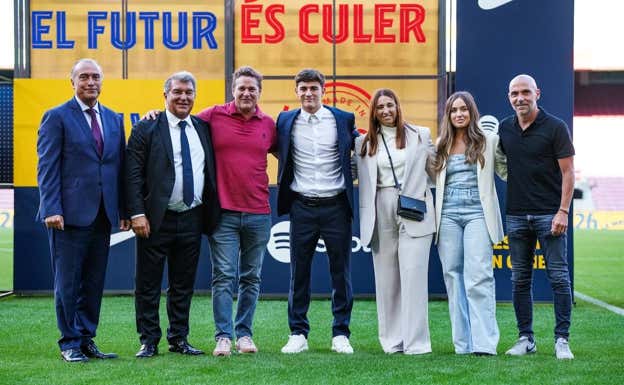 Laporta, Yuste, la familia de Gavi, el propio jugador y su agente, Iván de la Peña posaron juntos.  FC BARCELONA