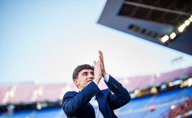 Gavi, durante el acto de su renovación, este jueves en el Camp Nou.  FC BARCELONA