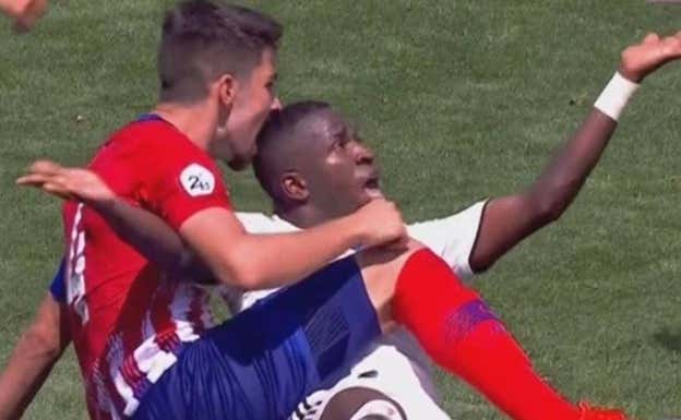 Tachi mordiendo la cabeza de Vinicius.