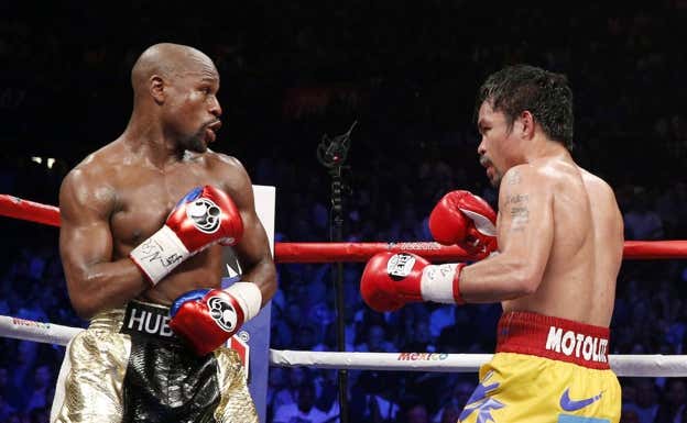 Mayweather y Pacquiao en el combate que les enfrentó hace unos años.  getty