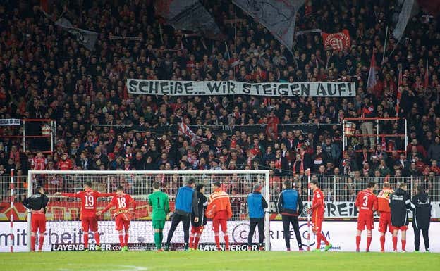 Los aficionados del Unión Berlín reclamaron irónicamente que el club no perdiera sus valores. TWITTER