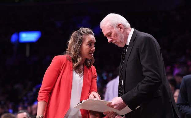 Hammon discute una jugada con Popovich  getty images