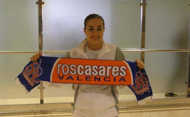 Becky Hammon posa con la bufanda del Ros Casares Valencia.  efe