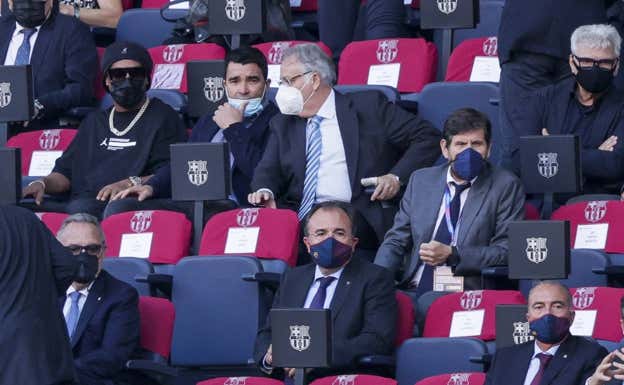 Deco, junto a Ronaldinho, en el palco del Camp Nou.