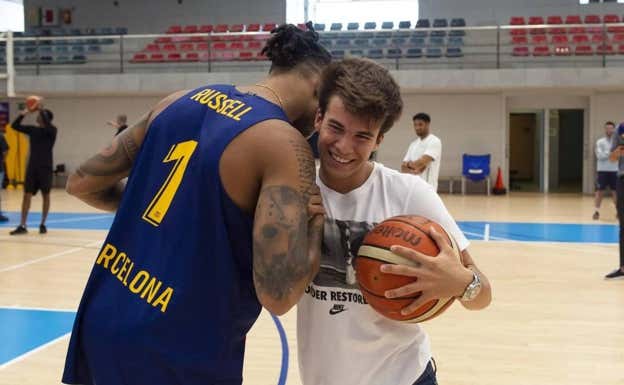 Riqui Puig, con el jugador de la NBA Russell FCB