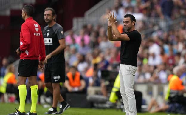 Xavi agradece durante el Barça-Elche los cánticos a su favor por parte de la grada de animación.  EFE
