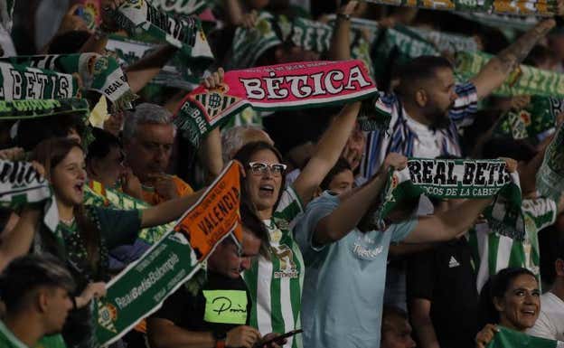 La afición del Betis entona el himno.  EFE