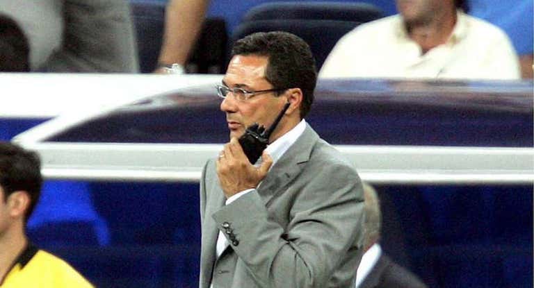 Luxemburgo, con un walkie talkie.