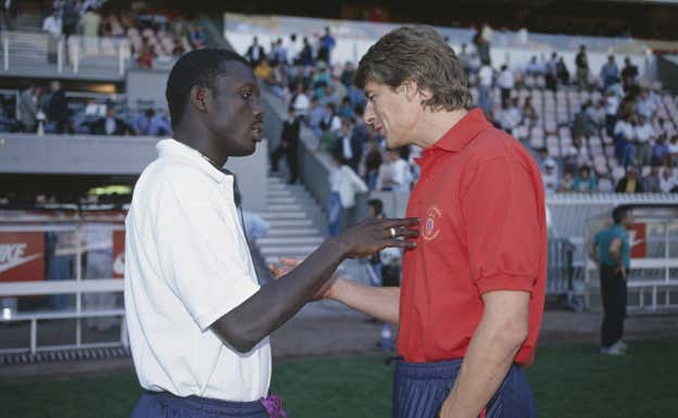 George Weah charla con Arsene Wenger. GETTY