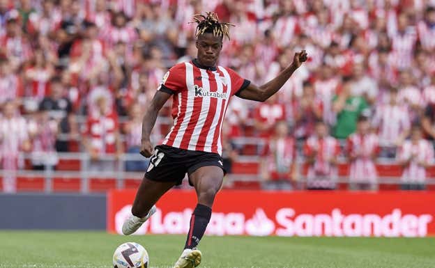 Nico Williams con el balón en el partido de LaLiga contra el Valencia. JOSE BRETON/PICS ACTION/NURPHOTO