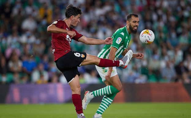 Hugo Guillamón y Borja Iglesias frente al balón. FRAN SANTIAGO/GETTY