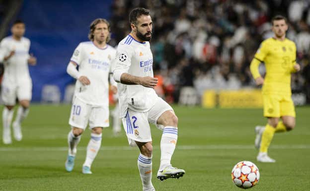 Dani Carvajal pasando el balón en el partido de Champions contra el Chelsea.  álvaro medranda/eurasia sport images/getty