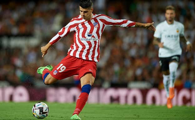 Morata tirando a puerta en el partido de LaLiga contra el Valencia.  GETTY: JOSE BRETON/PICS ACTION/NURPHOTO