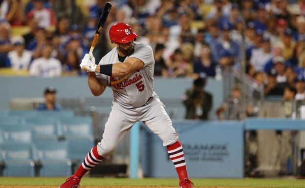 Albert Pujols a punto de impactar con la bola.  getty images