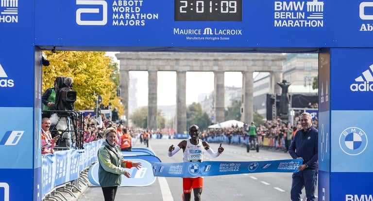 Kipchoge, dos décadas marcando el camino del atletismo
