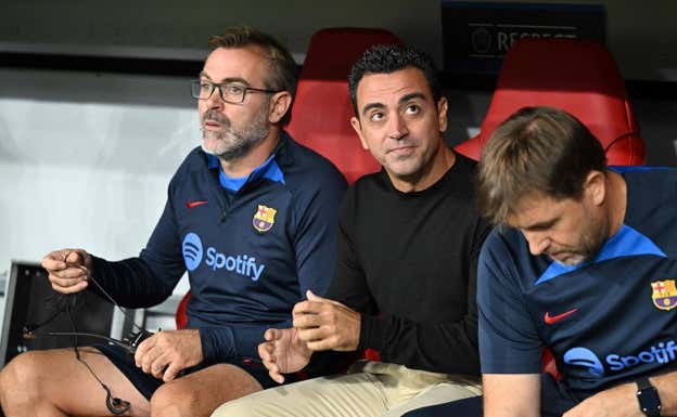 El cuerpo técnico del Barça, justo antes de arrancar el duelo ante el Bayern.  AFP