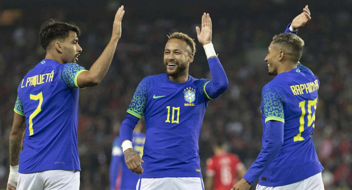 Paquetá, Neymar y Raphinha celebran un gol.