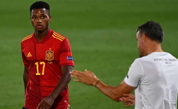 Ansu y Luis Enrique, en un partido de la selección. GETTY