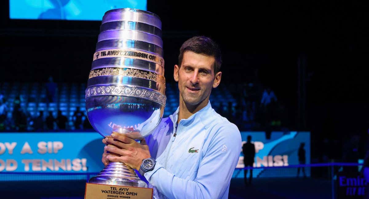 Djokovic posa con la copa de campeón de Tel Aviv /GETTY