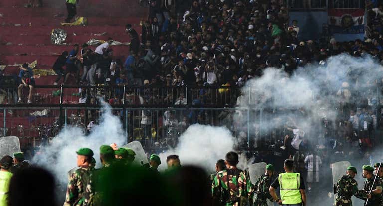 Imagen de lo ocurrido la noche de este sábado en el Arema FC - Persebaya de Indonesia.