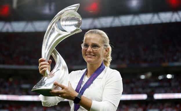 Sarina posa con el título de campeona de la reciente Eurocopa.  GETTY IMAGES