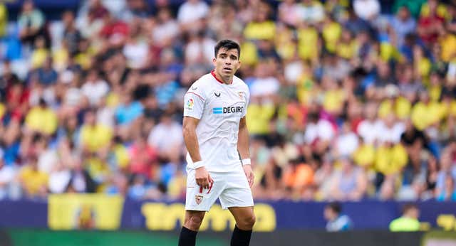 Acuña se encara con un aficionado del Sevilla tras ser insultado