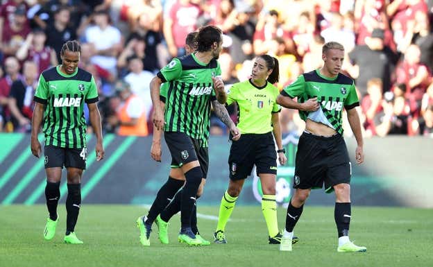 Caputi dialoga con los jugadores del Sassuolo |  REUTERS
