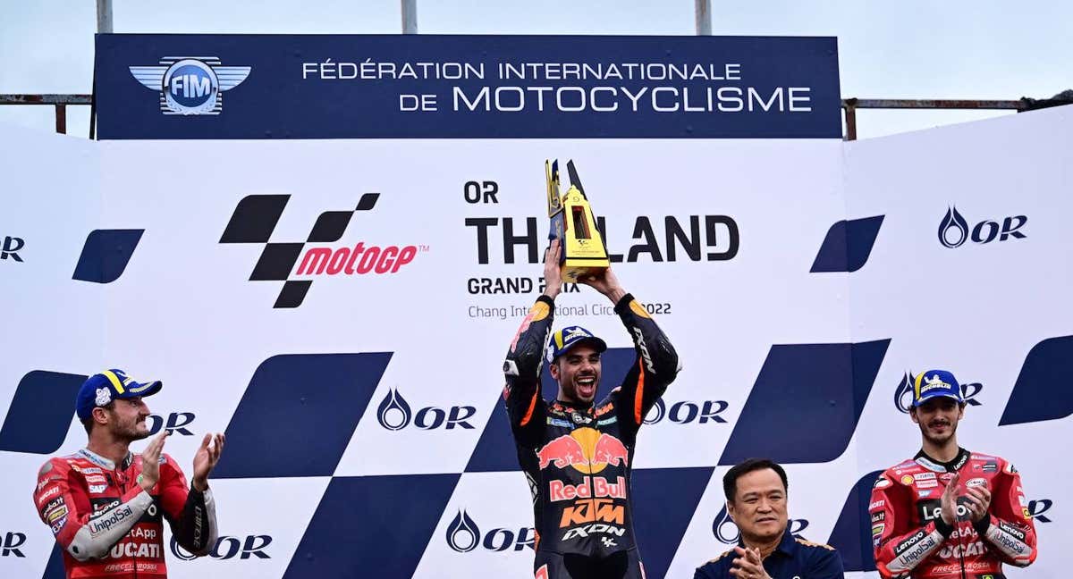 Miguel Oliveira celebra la victoria en el circuito de Chang, en Tailandia.