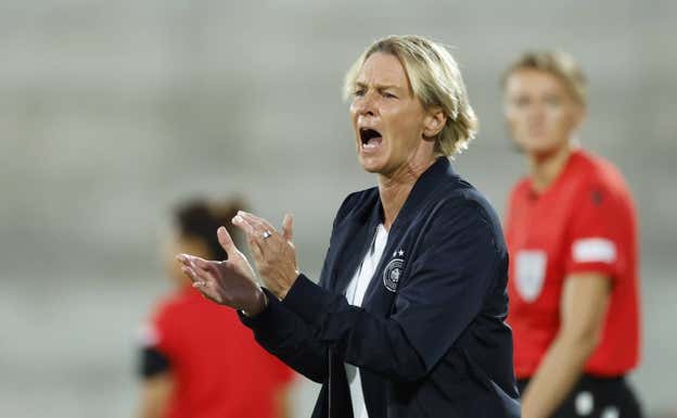 Martina Voss-Tecklenburg dando órdenes a su selección durante la pasada Eurocopa.  GETTY IMAGES