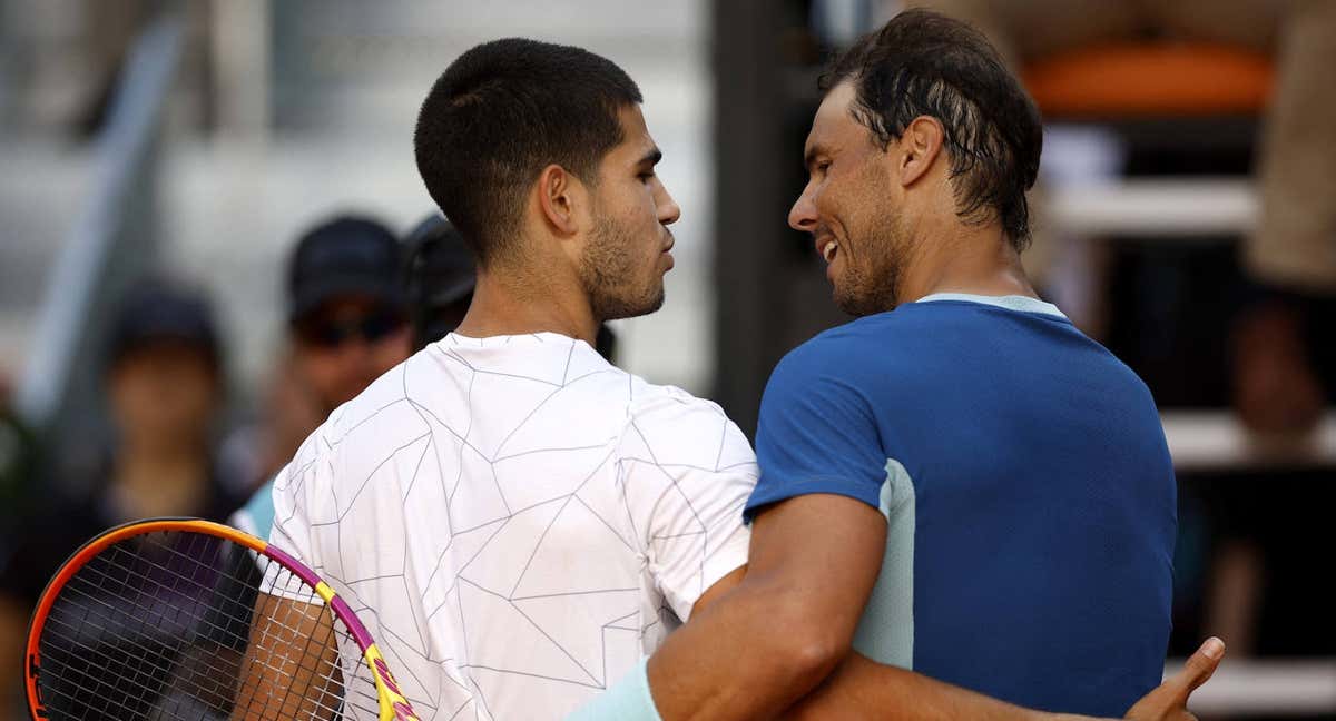 Rafa Nadal y Carlos Alcaraz se abrazan tras un partido en el Mutua Madrid Open. /EFE