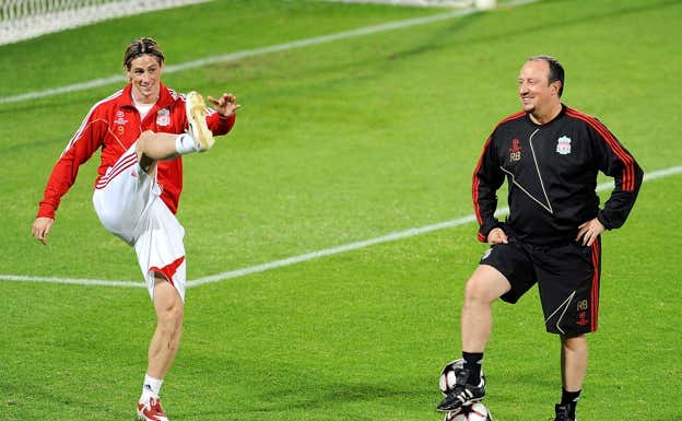 Fernando Torres y Rafa Benítez, en un entrenamiento del Liverpool, en septiembre de 2009.  GETTY