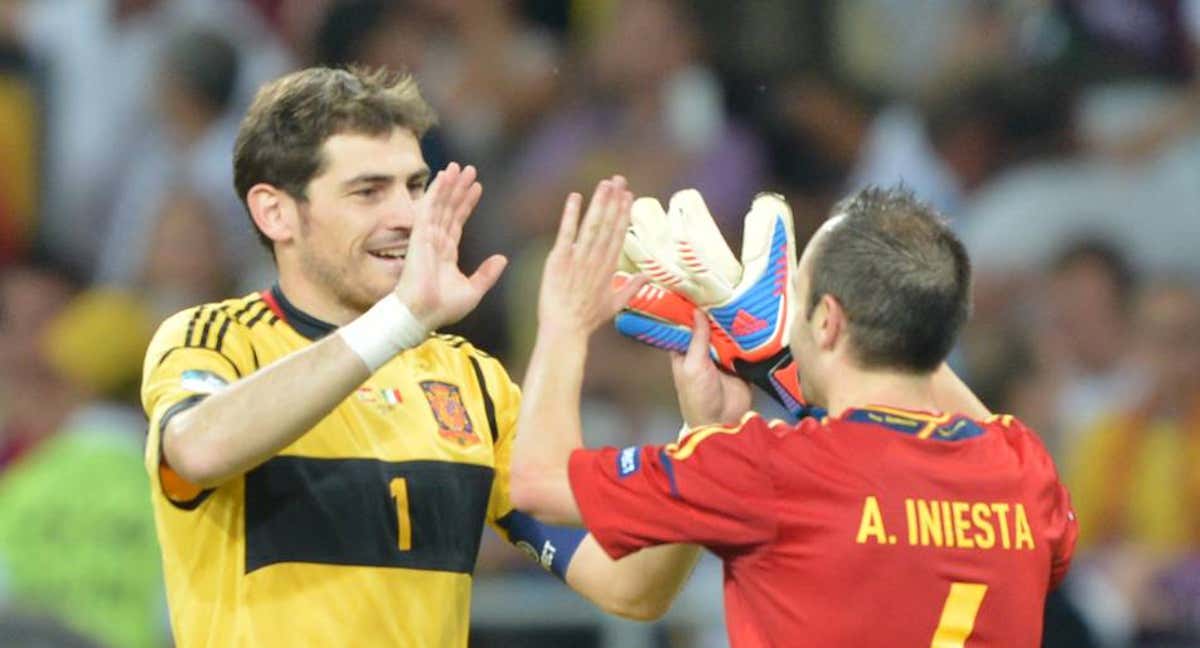 Iniesta y Casillas, en un partido con la Selección. /GETTY