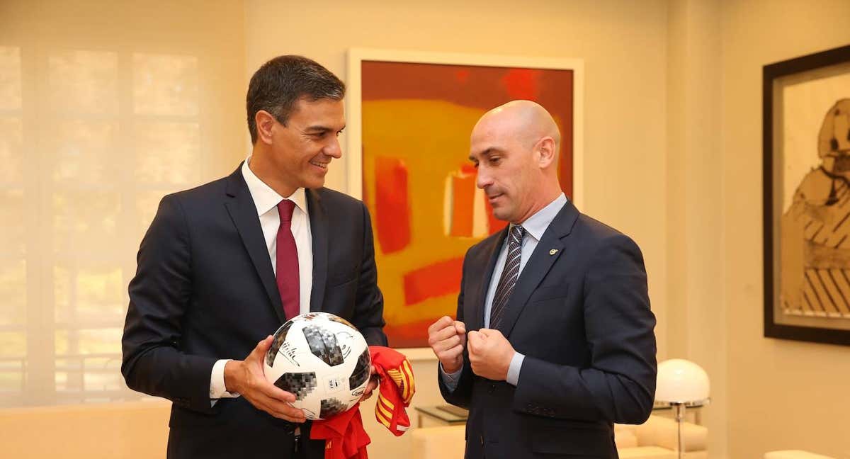 Rubiales y Pedro Sánchez, en una reunión por el Mundial 2030./GETTY