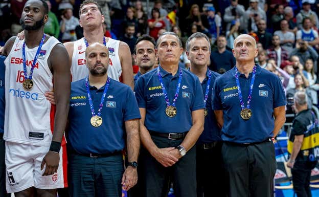 Sergio Scariolo con el oro europeo.  Feb