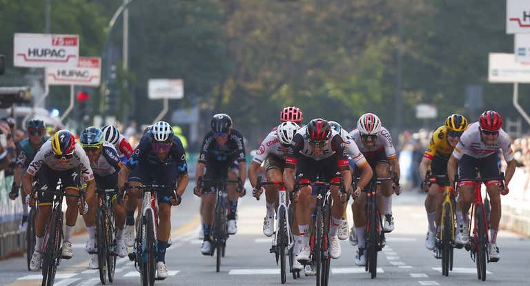 Tadej Pogacar por delante de Alejandro Valverde en el esprint.