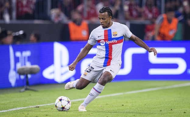 La posición de Kounde influye en su entrenamiento neurológico.  Marcio Machado (Getty)