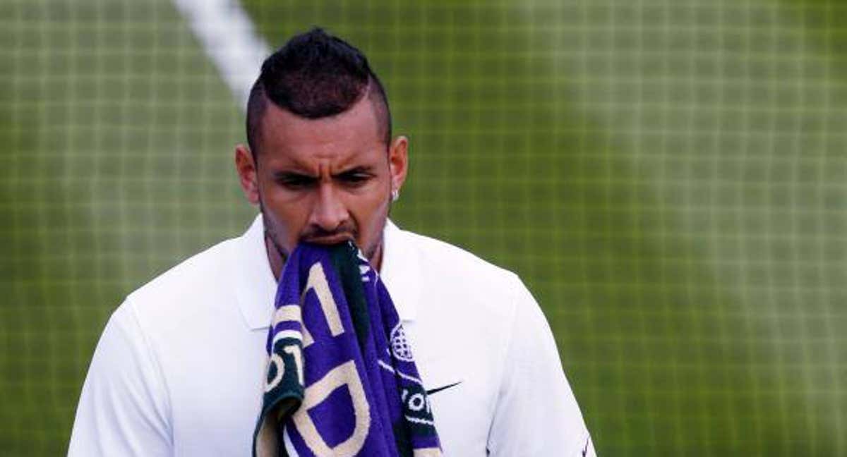 Nick Kyrgios muerde una toalla en un partido en Wimbledon. /afp