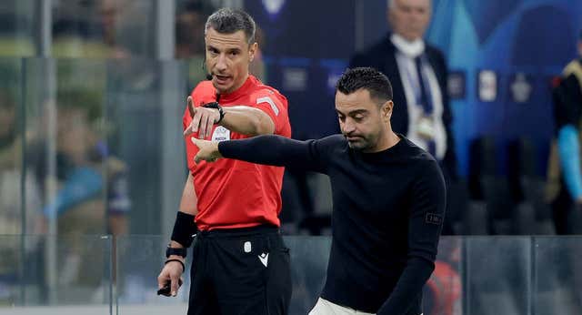 El Barça se sube por las paredes: manos de Dumfries y gol anulado a Pedri
