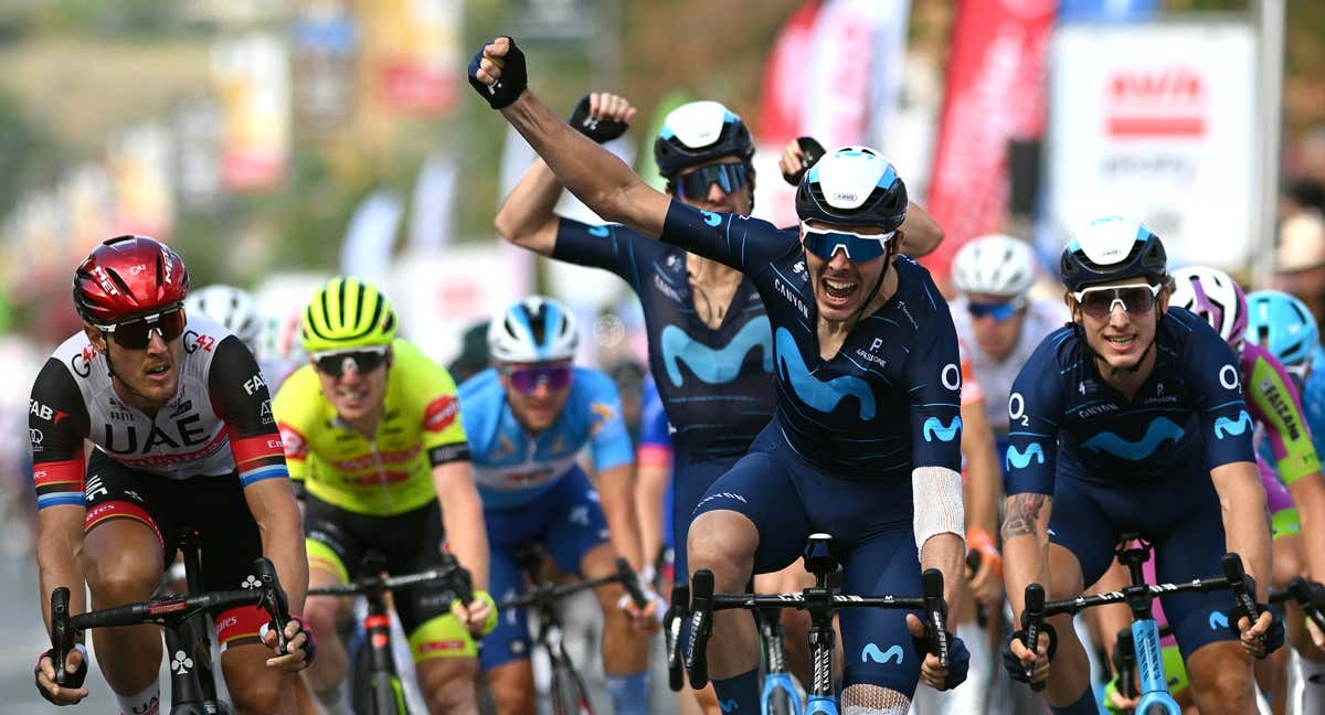 Alex Aranburu se impone en la primera etapa del Tour de Limousin mientras a sus espaldas celebran la victoria Gonzalo Serrano e Iván García Cortina. /GETTY IMAGES