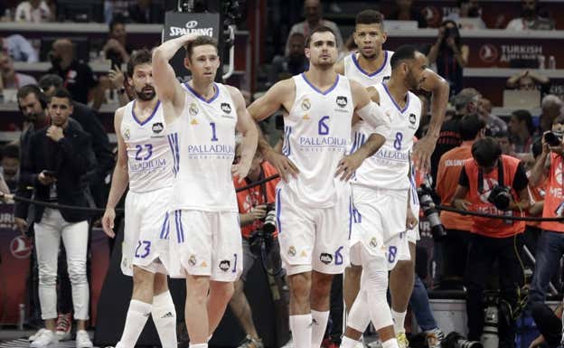 Los jugadores del Real Madrid tras perder ante el Efes la pasada temporada.  EFE