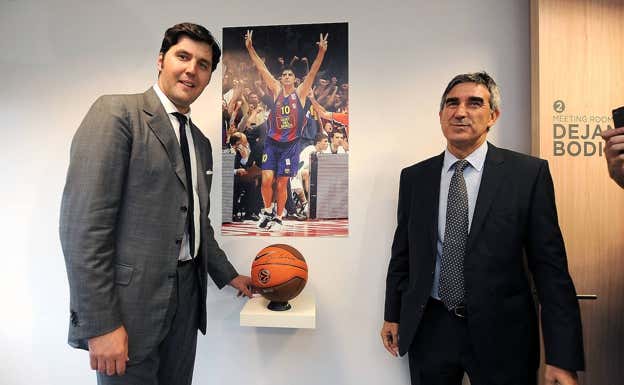 Dejan Bodiroga con su predecesor en el cargo, Jordi Bertomeu. GETTY IMAGES