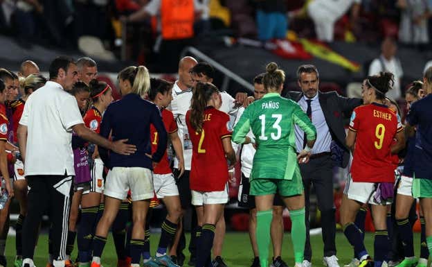 Piña de las jugadoras de España en la eliminación de España ante Inglaterra.  GETTY
