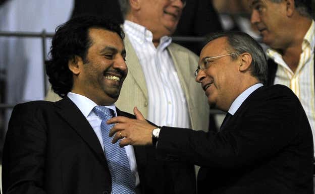 Al Thani, junto a Florentino Pérez, durante su etapa al frente del Málaga.  GETTY