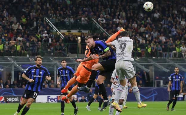 Lewandowski no tuvo su noche en Milán.  GETTY