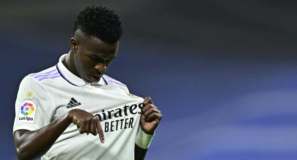 Vinícius se señala el escudo del Real Madrid tras marcar a Osasuna. /AFP