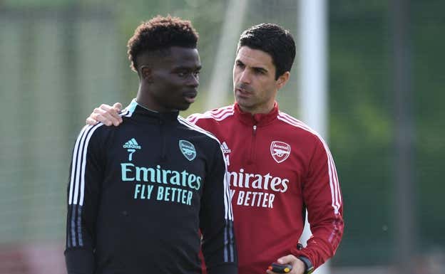 Bukayo Saka y Mikel Arteta, en un entrenamiento. Getty Images