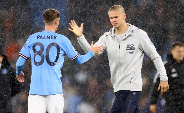 Haaland saltó al campo para felicitar a sus compañeros.  Getty
